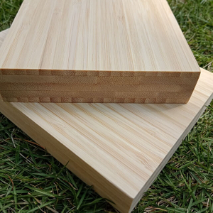 Pannello in bamb&ugrave; pressato longitudinale multiplo verticale naturale da 27 mm