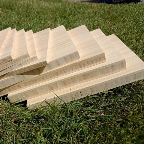 Pannelli per mobili in bamb&ugrave; pressati lateralmente verticali naturali